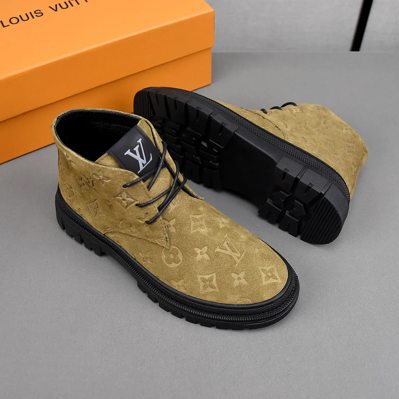 PP leather 230 gross 250👟👟👟LOUIS VUITTON LV donkey brand new thick-soled lace-up big-toe shoes men's casual shoes high-top short boots. These boots are made of waterproof nubuck to create a lightweight and comfortable shoe body. The trendy attitude of being both strong and soft makes it an everyday choice. ✔Upper: imported nubuck leather ✔Lining: sheepskin or wool ✔Outsole: molded outsole Size: 38-44